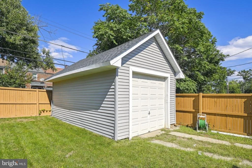 Photo of 607 ALDERSHOT ROAD