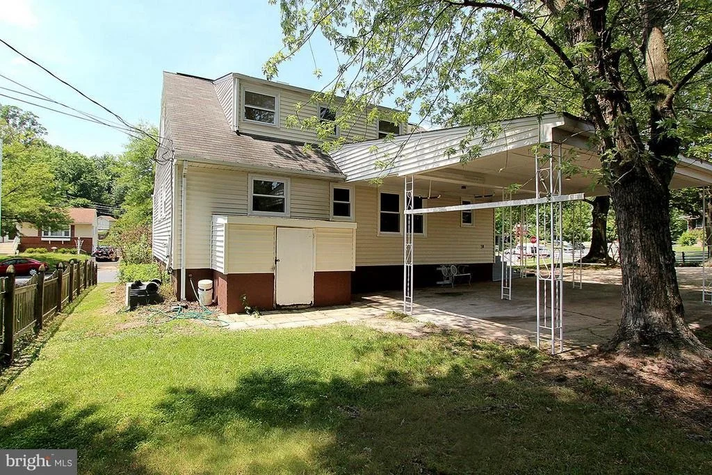 Photo of 911 WHITE WAY