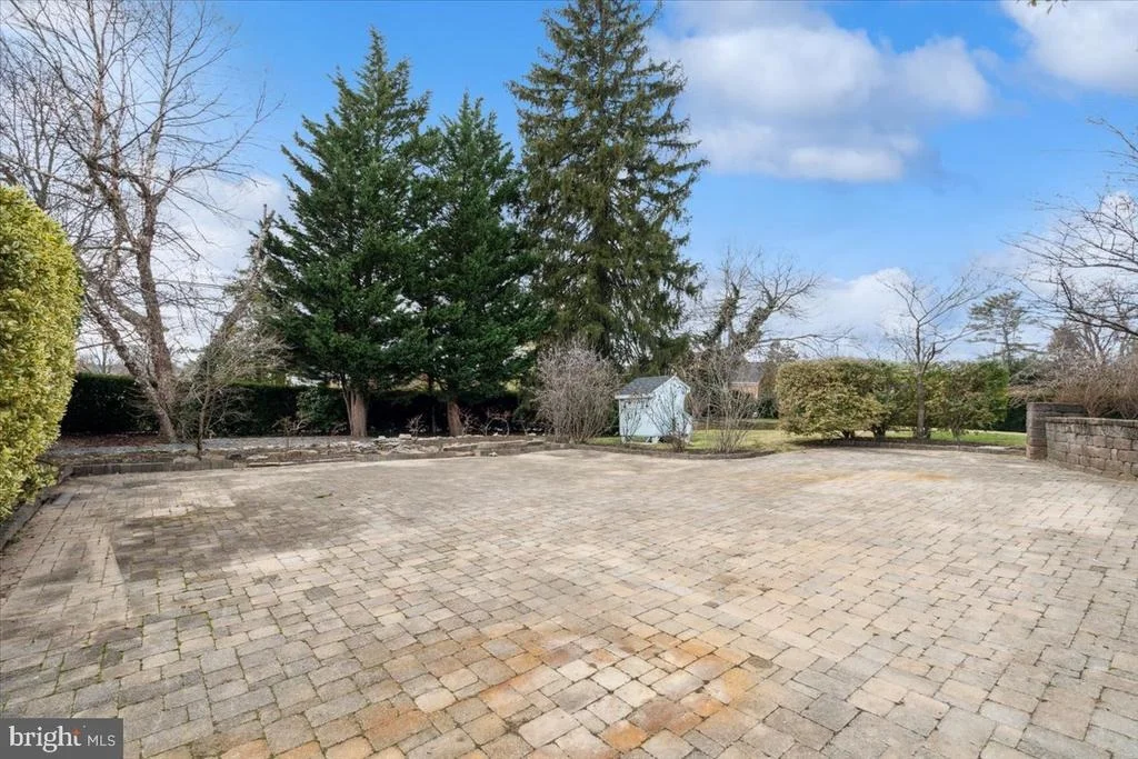 Photo of 900 ROSEMONT AVENUE