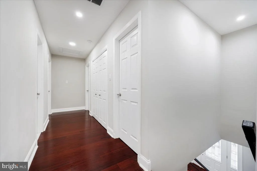 Photo of 6 CRESTVIEW COURT