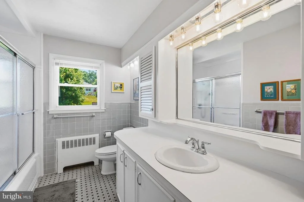 Photo of 2303 FARRINGDON ROAD
