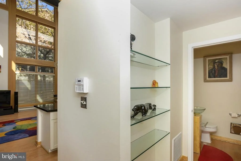 Photo of Unit E at 657 WASHINGTON BOULEVARD