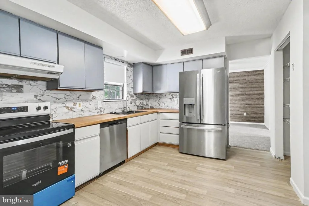 Photo of 737 FOX CHASE CIRCLE