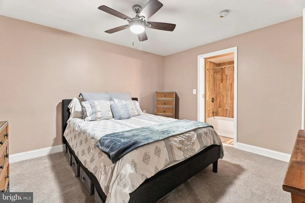 Photo of 6921 UNIVERSITY DRIVE