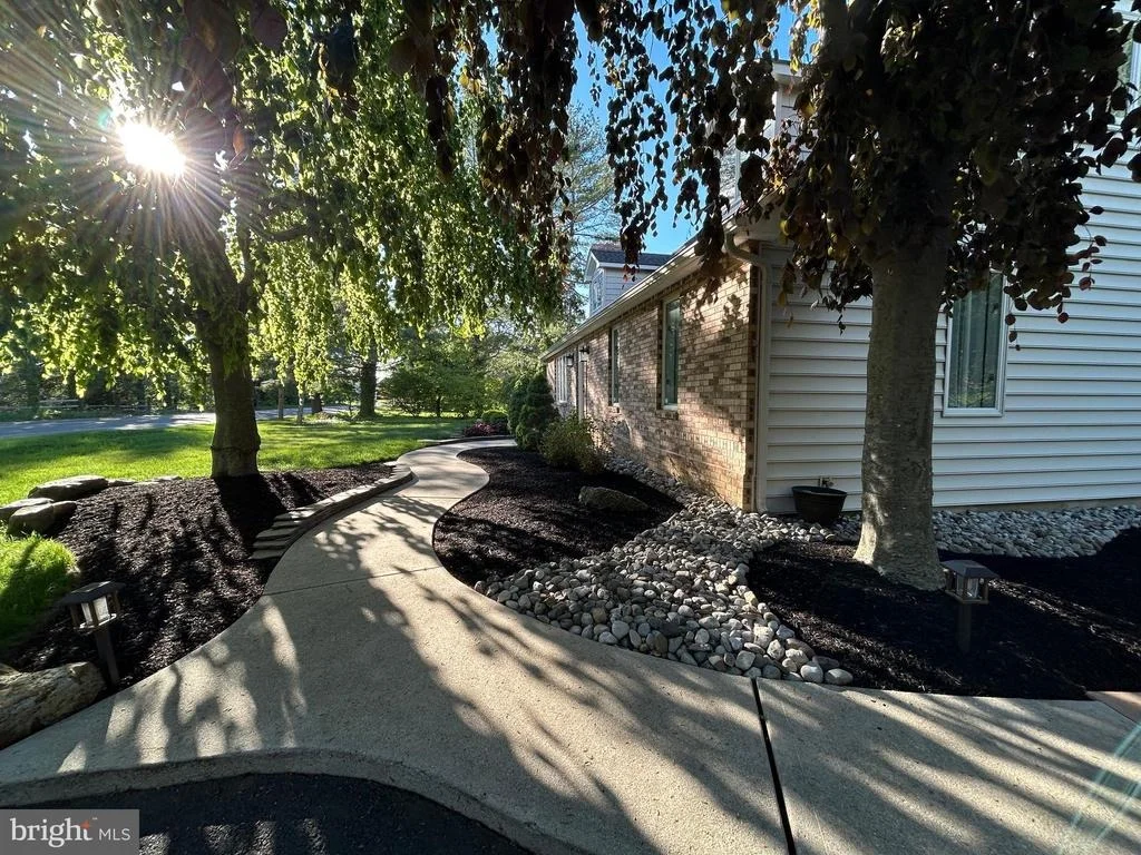 Photo of 902 N ISLAND ROAD