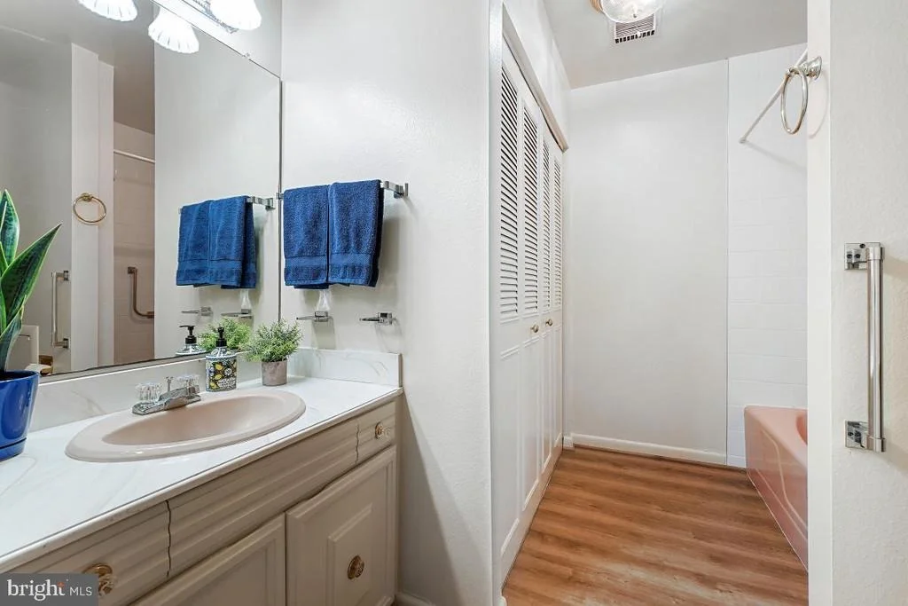 Photo of Unit 682A at 3320 GLENEAGLES DRIVE