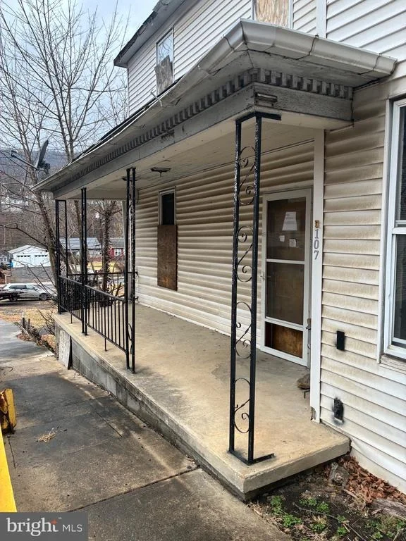 Photo of 107 OAKVIEW DRIVE