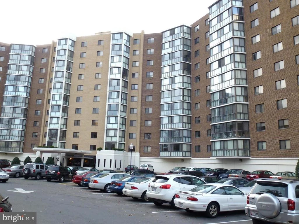 Photo of Unit 3923 at 15115 INTERLACHEN DRIVE