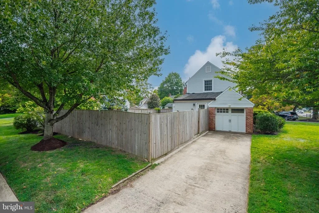 Photo of 104 WILLIAMSBURG DRIVE