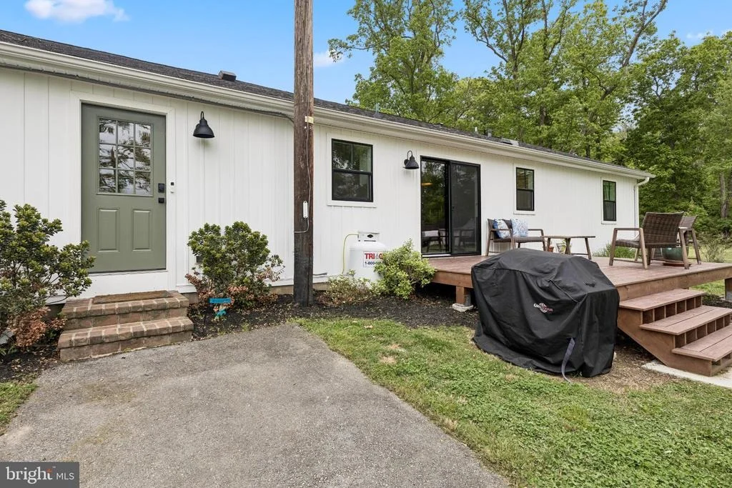 Photo of 9816 FAIRLEE ROAD