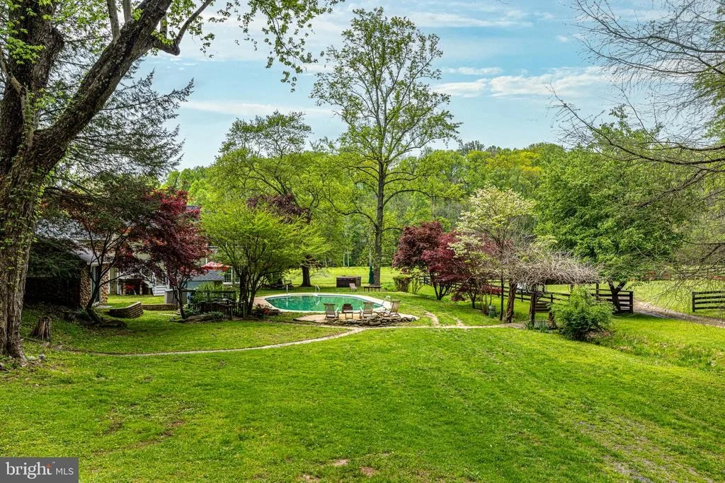 Photo of 2310 PUTNAM ROAD