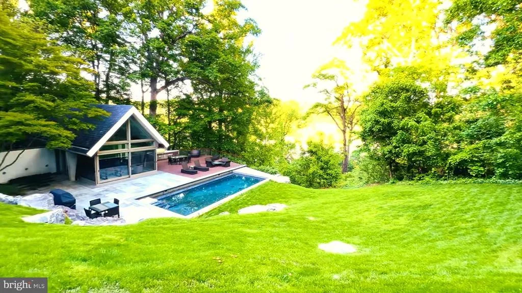 Photo of 1100 CREST LANE