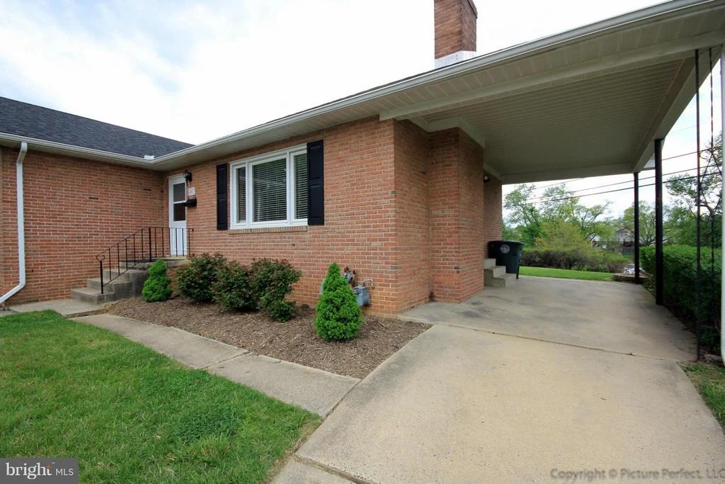 Photo of 407 DELAWARE ROAD