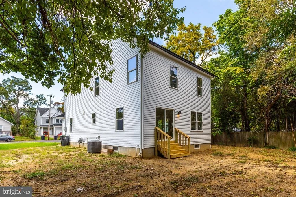 Photo of 325 LARCH AVENUE