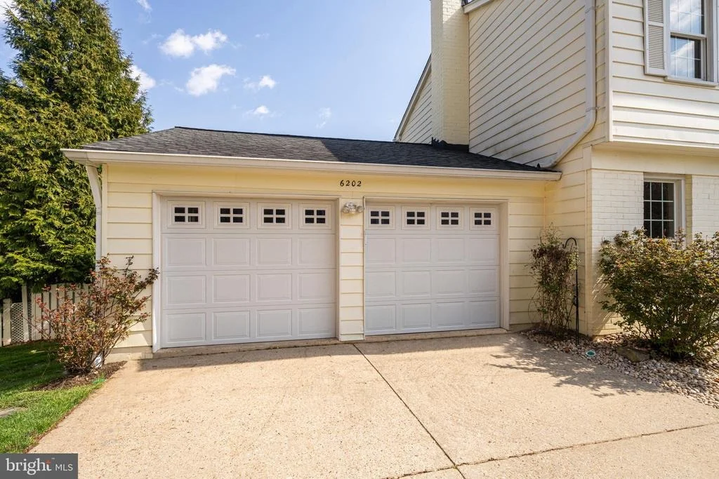 Photo of 6202 NETHERCOMBE COURT