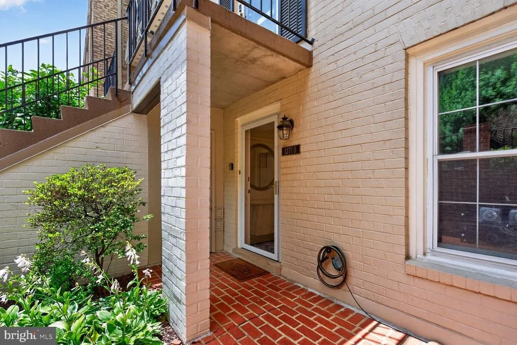 Photo of Unit D at 3271 SUTTON PLACE NW