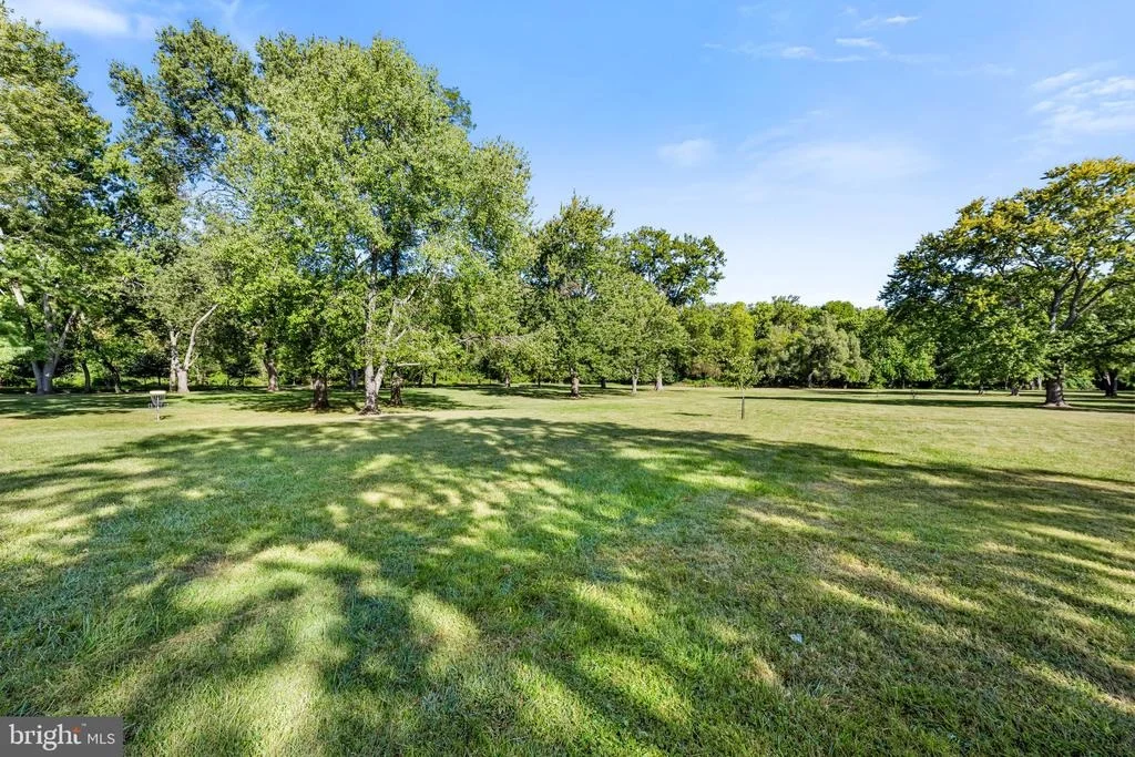 Photo of 825 CLIFFEDGE ROAD