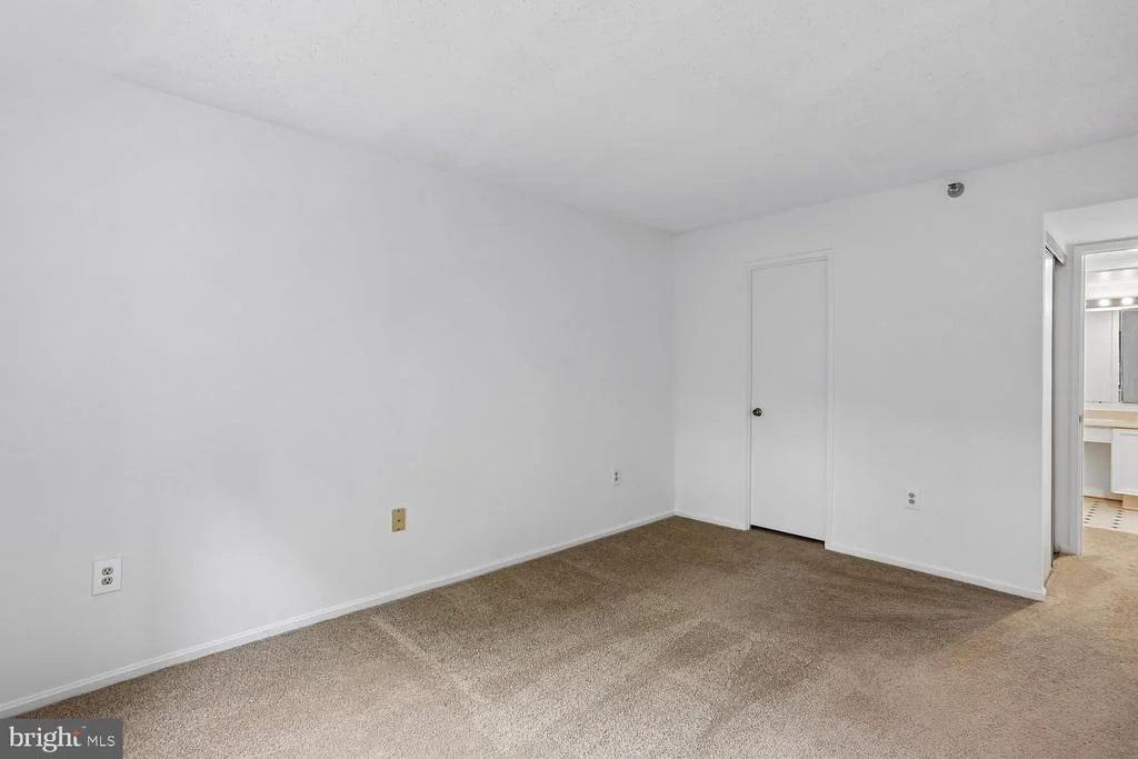 Photo of Unit 4702 at 15100 INTERLACHEN DRIVE