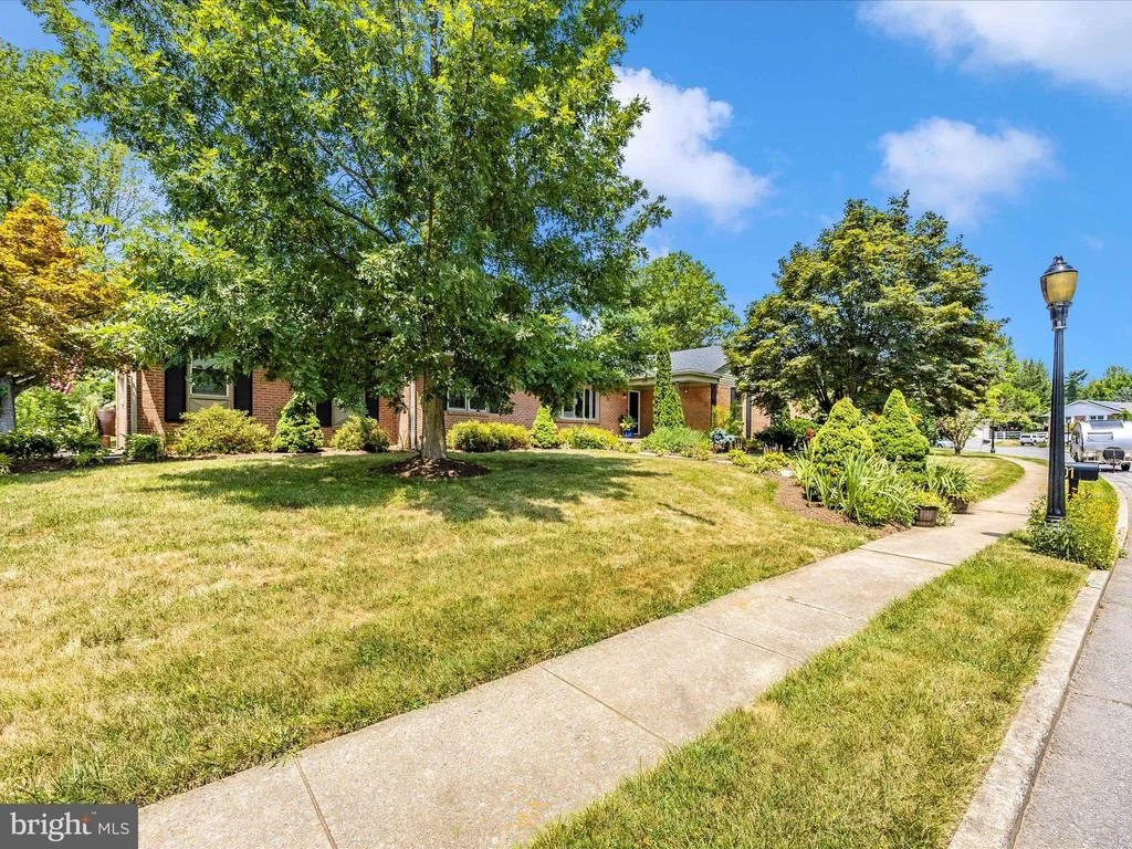 Photo of 201 CRESTVIEW COURT