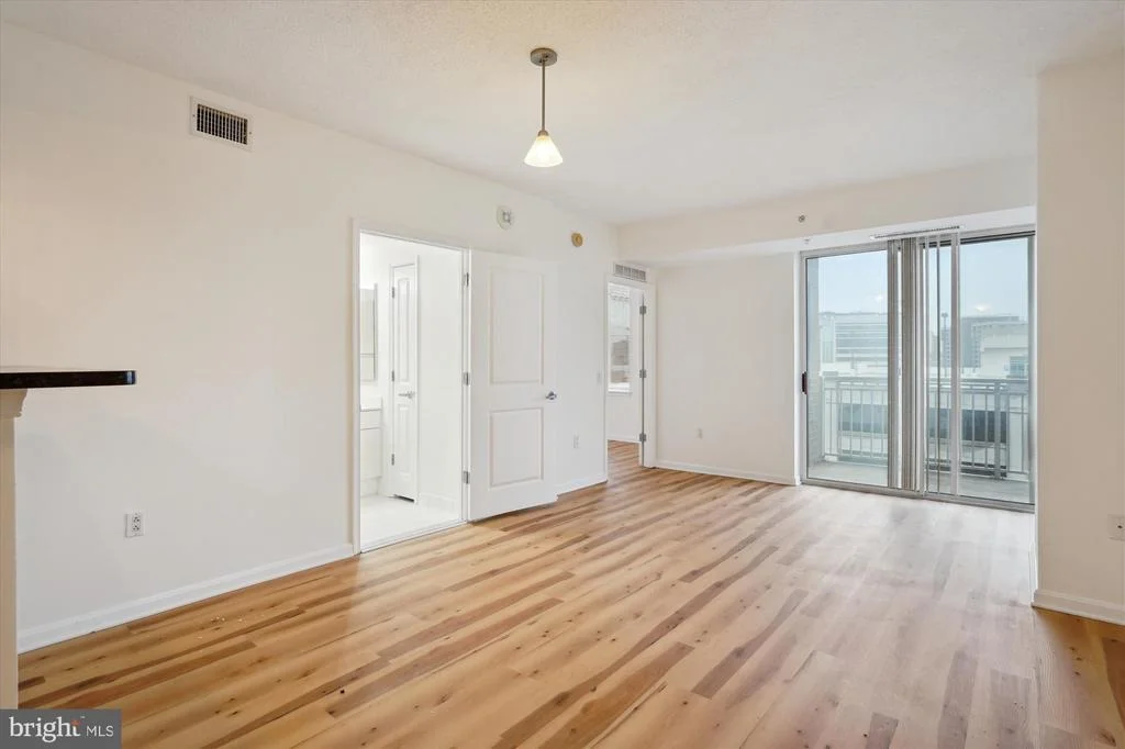 Photo of Unit 806 at 930 WAYNE AVENUE