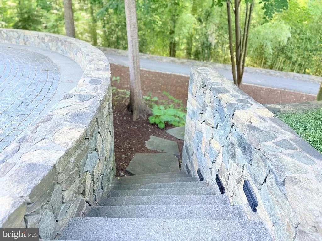 Photo of 1100 CREST LANE