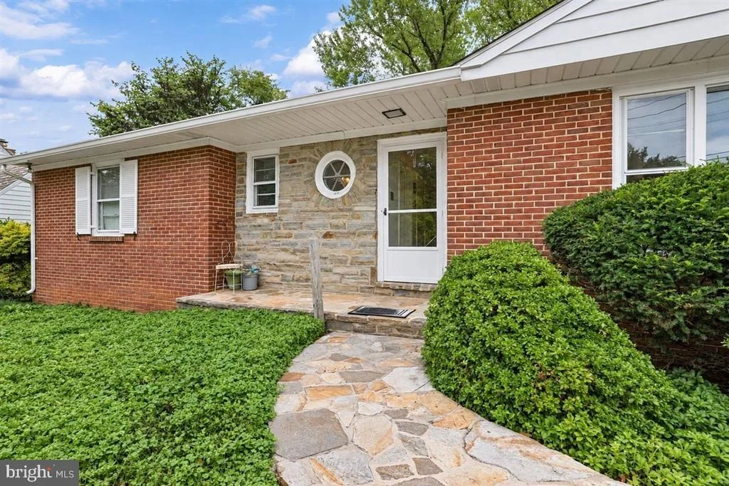 Photo of 1221 DULANEY VALLEY ROAD