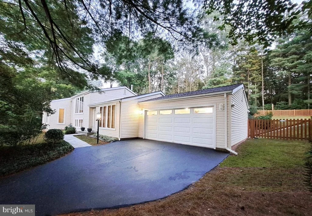 Photo of 10929 HOWLAND DRIVE