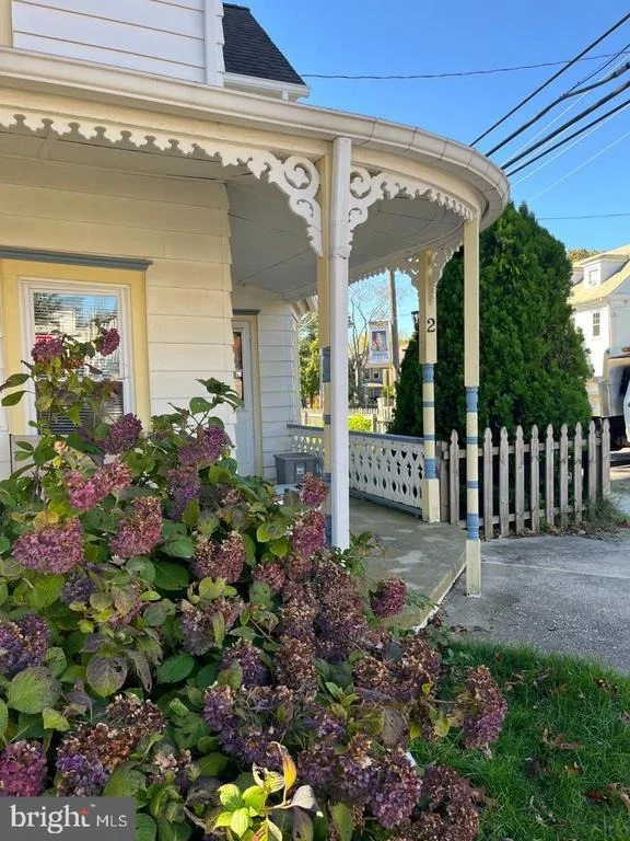 Photo of 2 EAST AVENUE