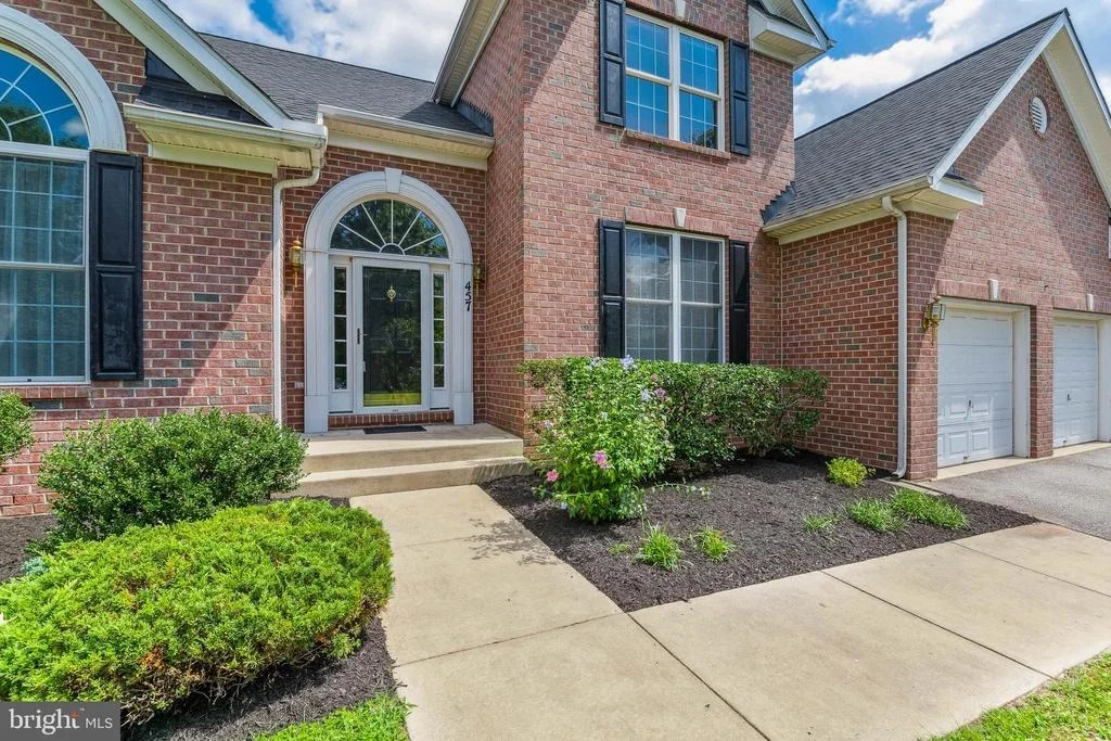 Photo of 457 UNIVERSITY DRIVE