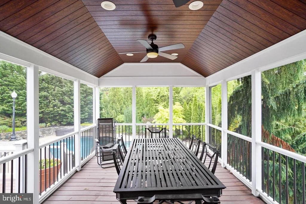 Photo of 6 CRESTVIEW COURT