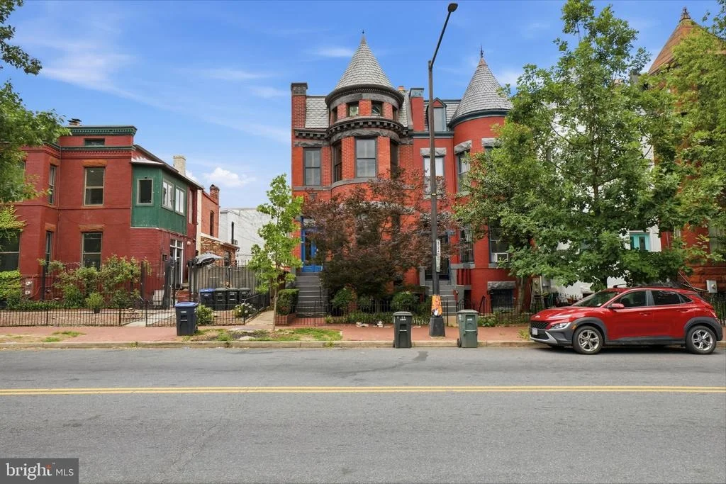 Photo of 210 8TH STREET SE