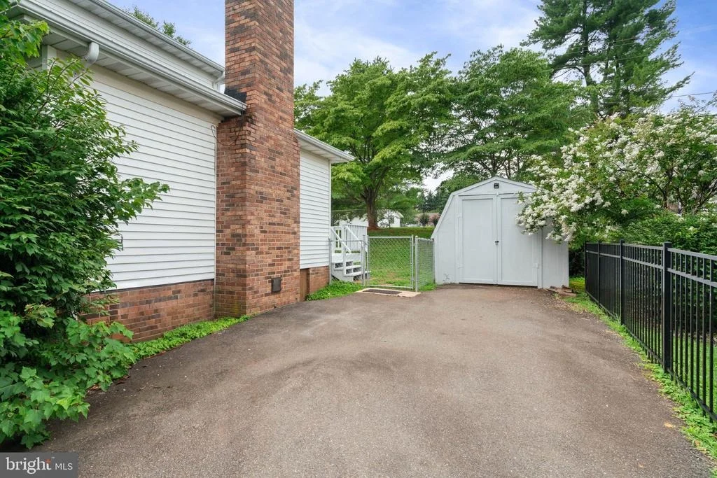 Photo of 2309 MAPLEWOOD DRIVE