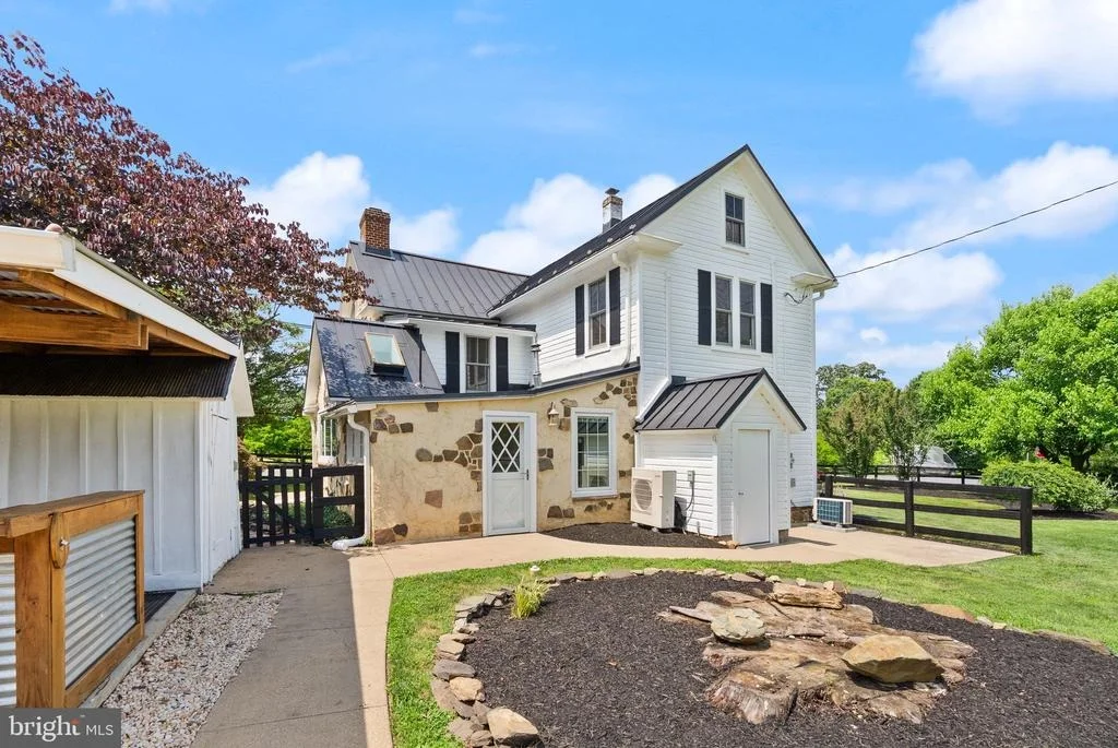 Photo of 20596 AIRMONT ROAD