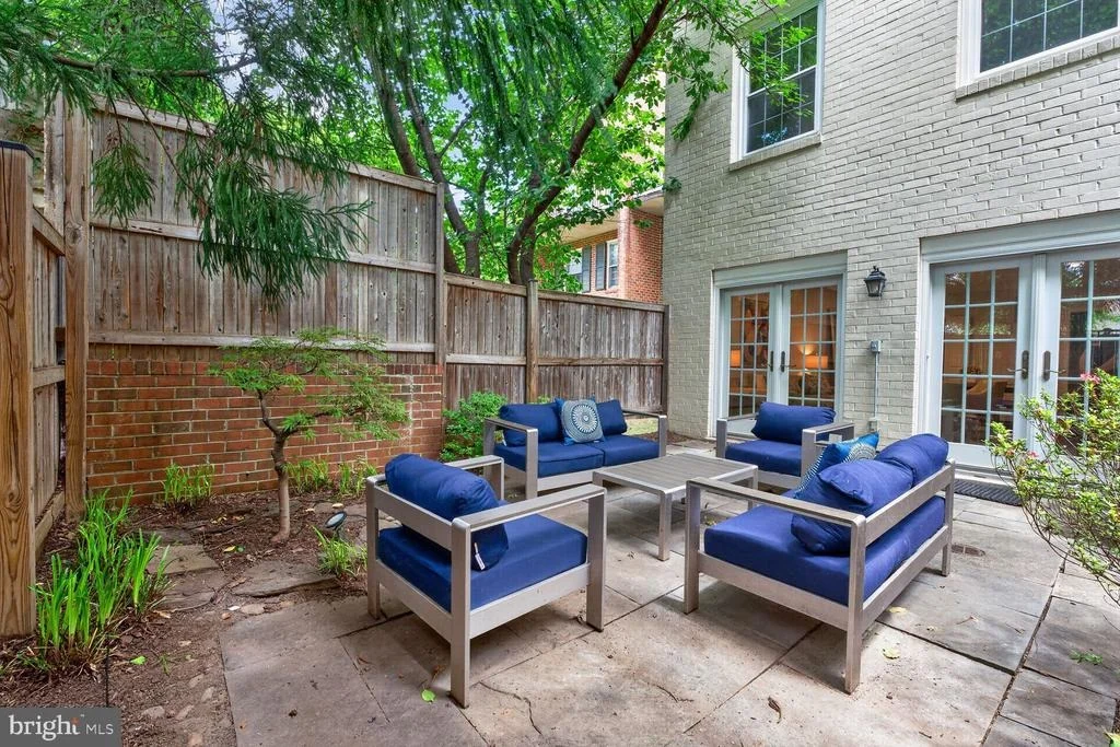Photo of Unit D at 3271 SUTTON PLACE NW