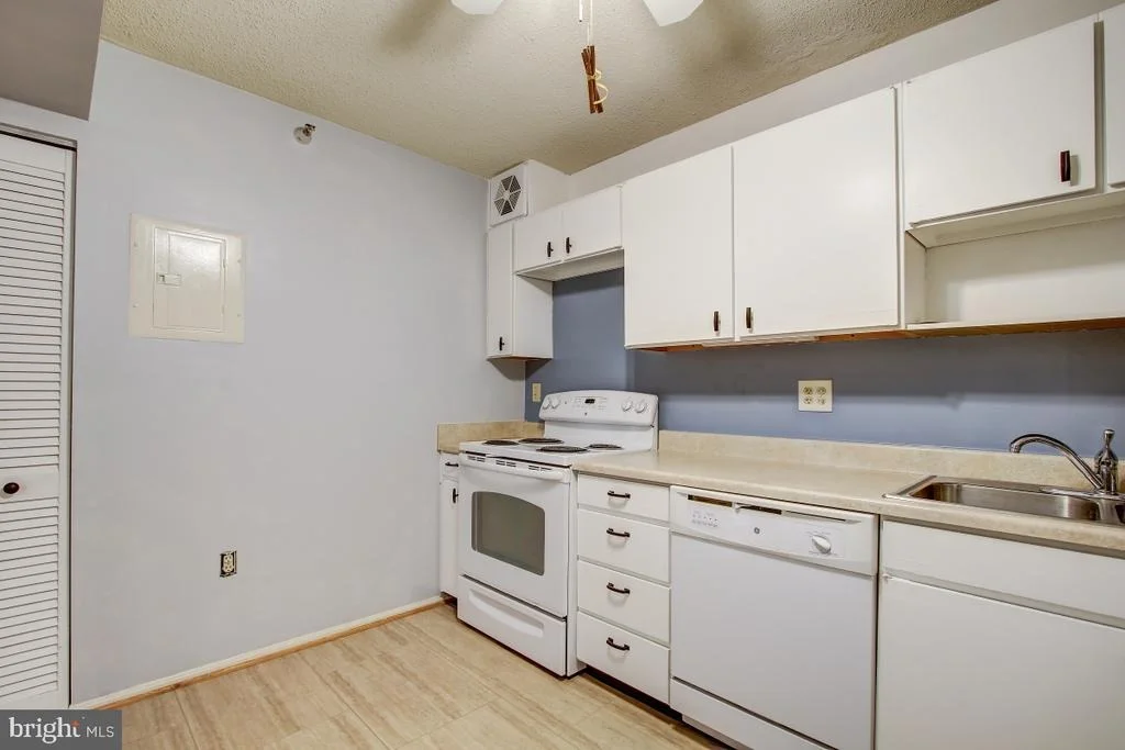 Photo of Unit 1422 at 15101 INTERLACHEN DRIVE