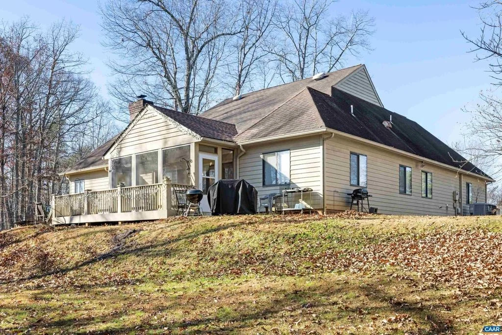 Photo of 465 HIDDEN RIDGE RD