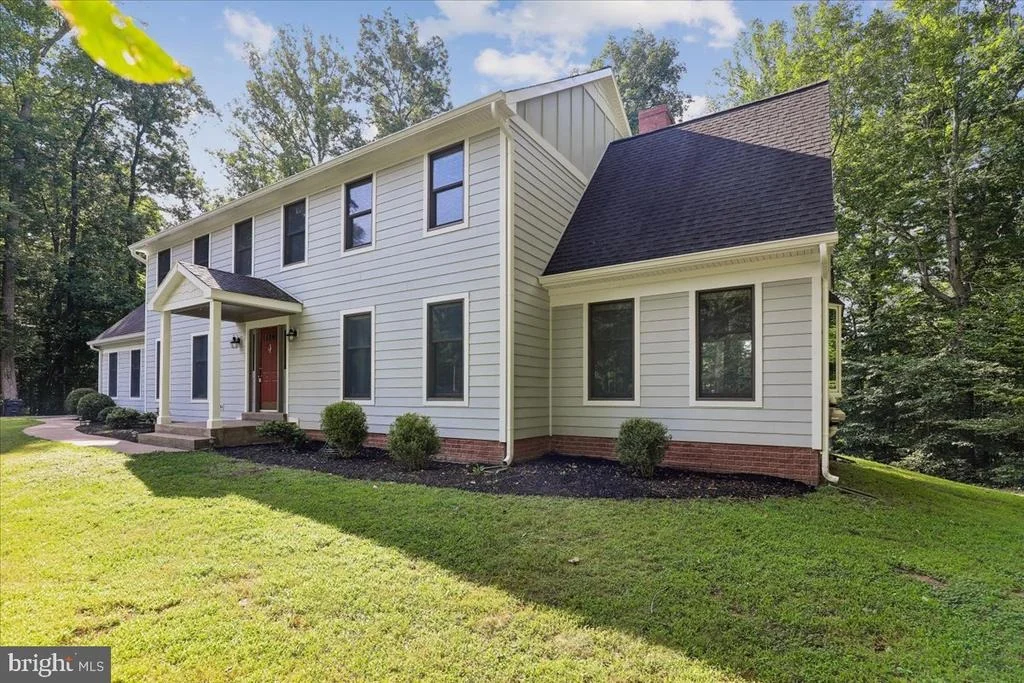Photo of 8253 HONEYSUCKLE ROAD