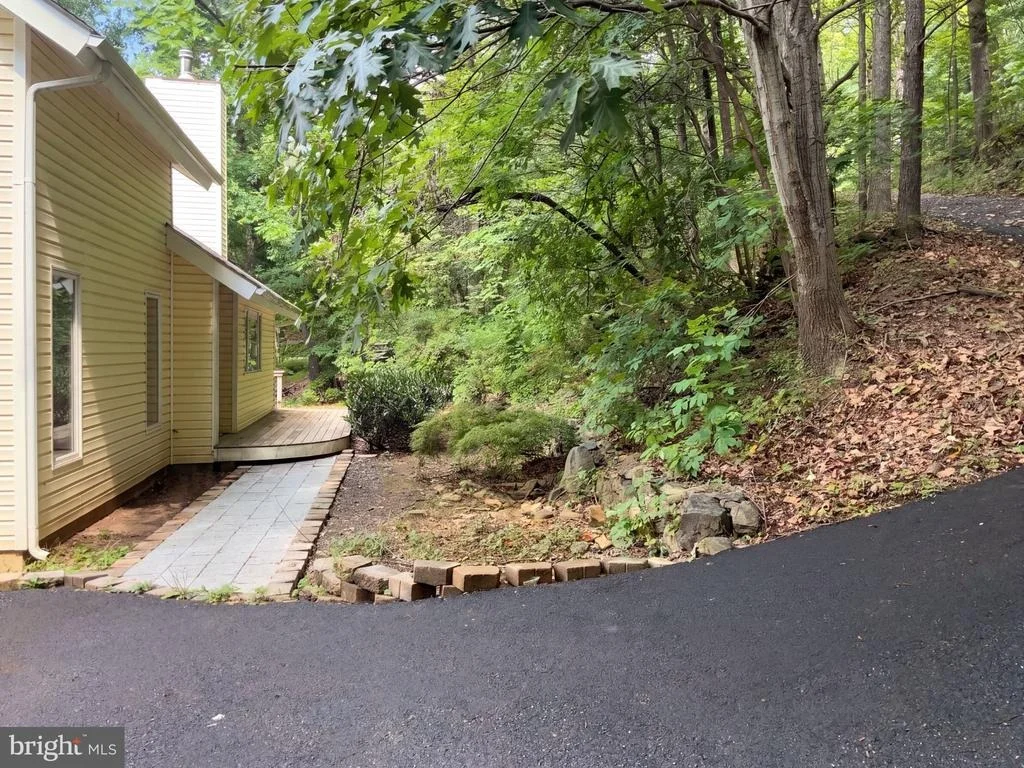 Photo of 542 JONATHAN ROAD