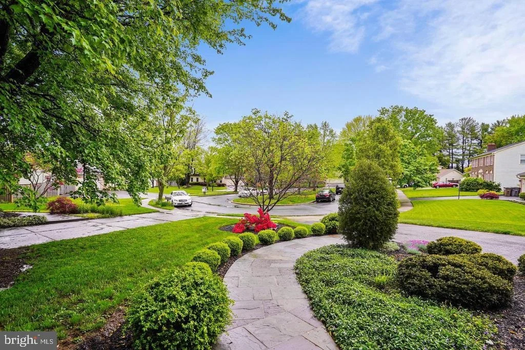 Photo of 6 CRESTVIEW COURT