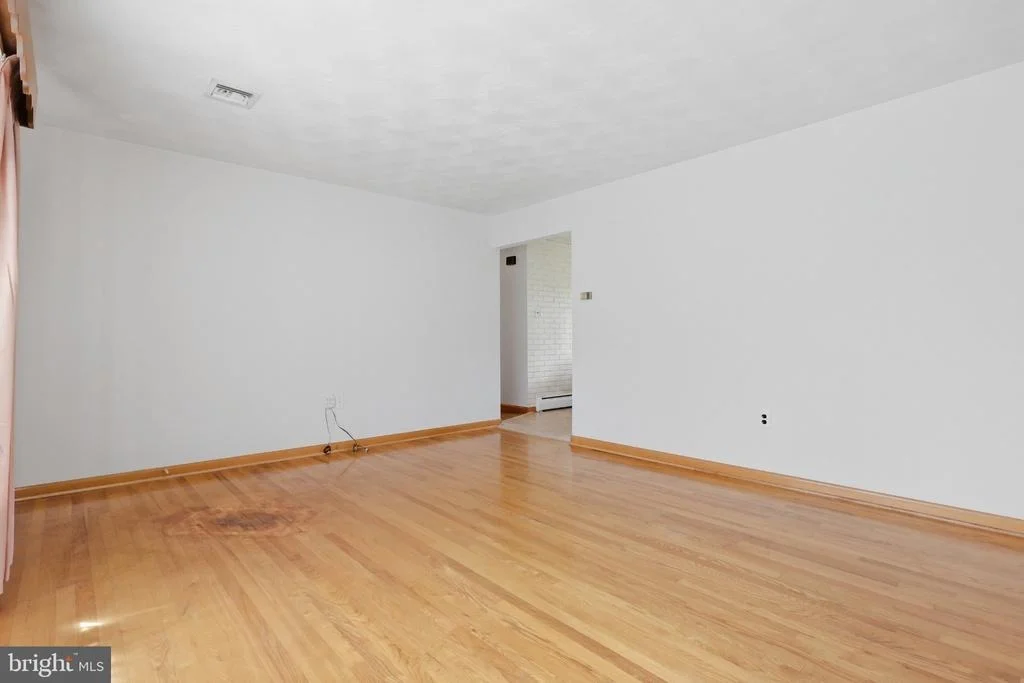 Photo of 5893 AMBAU ROAD