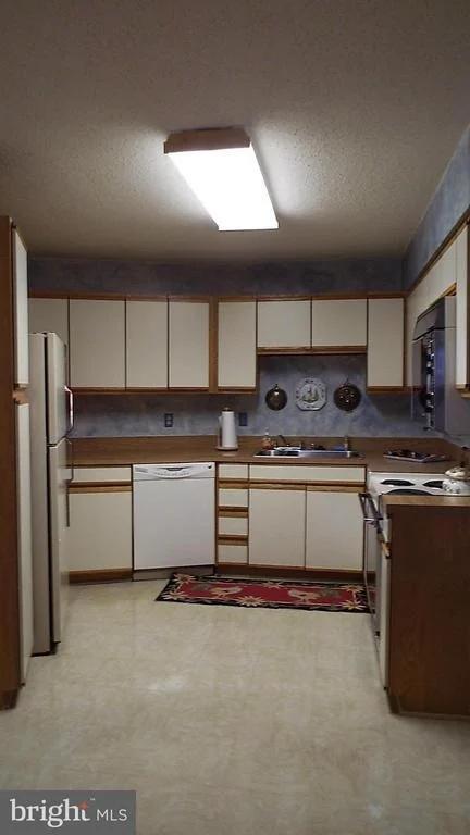 Photo of Unit 317 at 15100 INTERLACHEN DRIVE