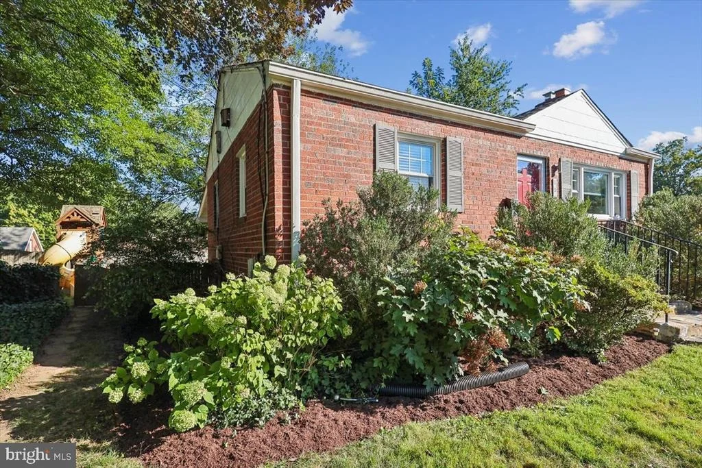 Photo of 1501 CREST ROAD