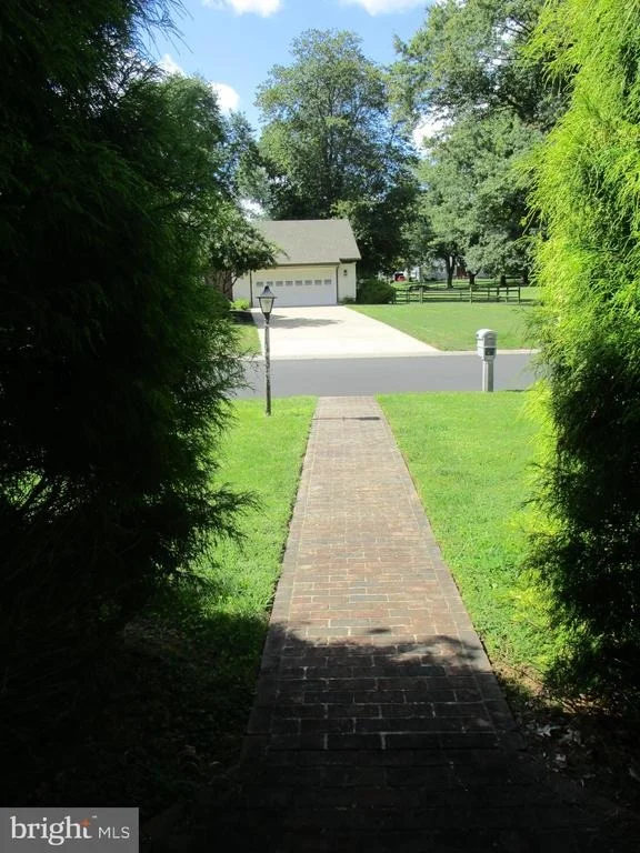 Photo of 40 W FAIRWAY CIRCLE