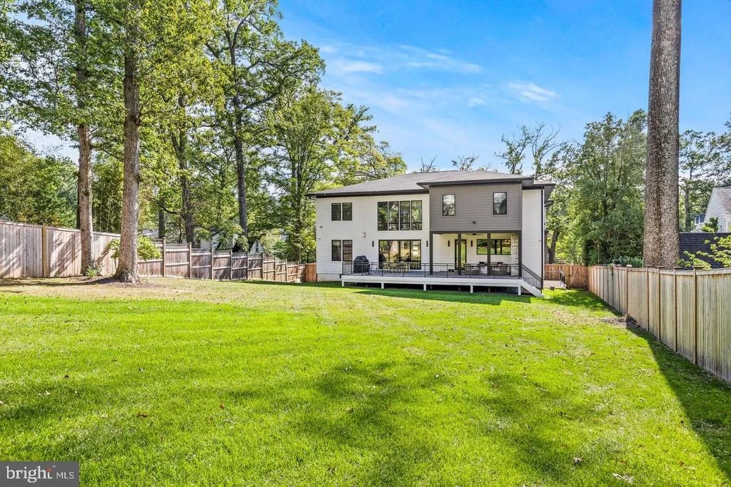 Photo of 6884 CHURCHILL ROAD