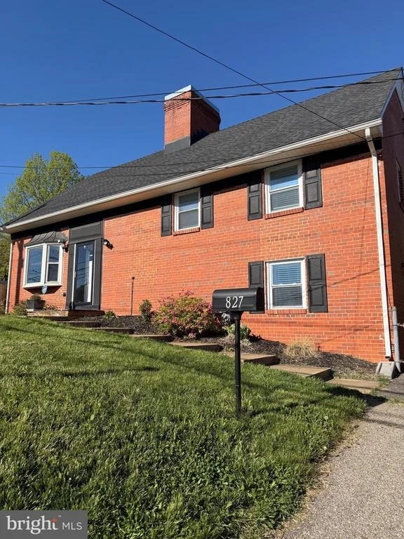 Photo of 827 UNIVERSITY BOULEVARD W