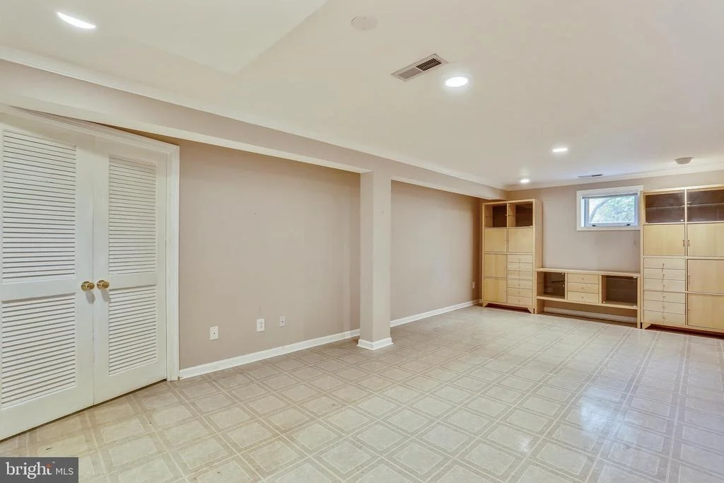 Photo of 19005 PLUMMER DRIVE