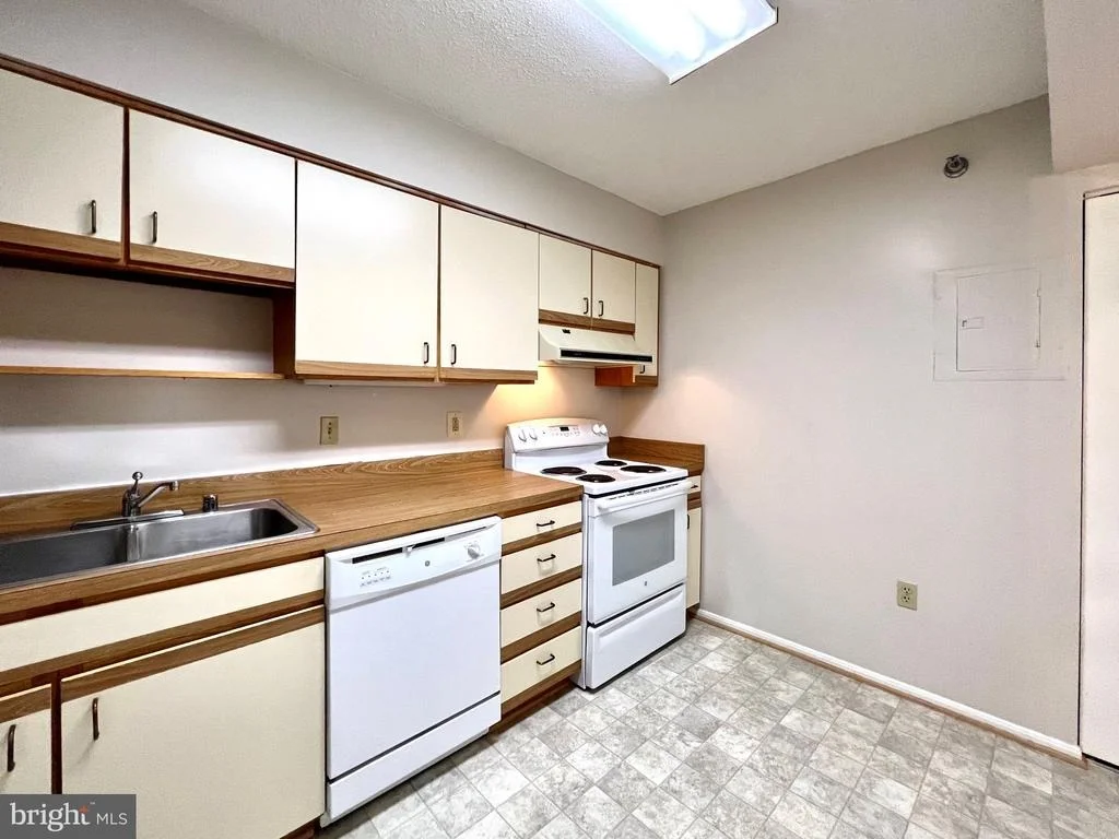 Photo of Unit 701 at 15115 INTERLACHEN DRIVE