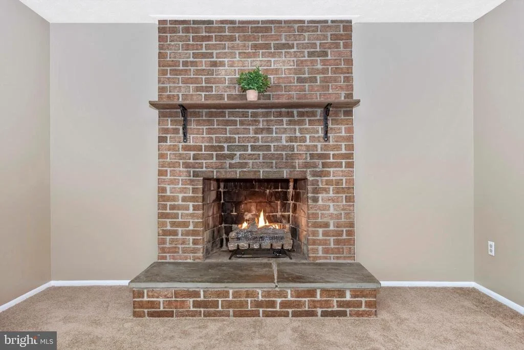 Photo of 484 HILLCREST DRIVE