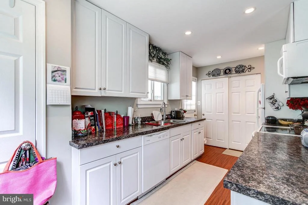 Photo of 830 WHITE WAY