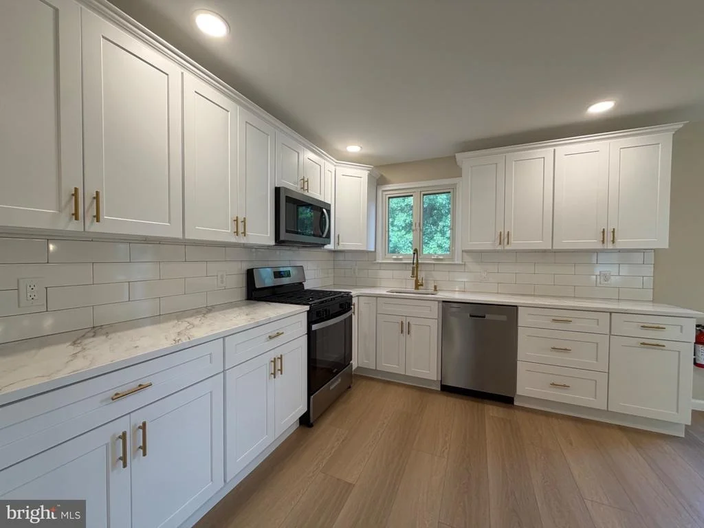 Photo of 806 SUNSET DRIVE